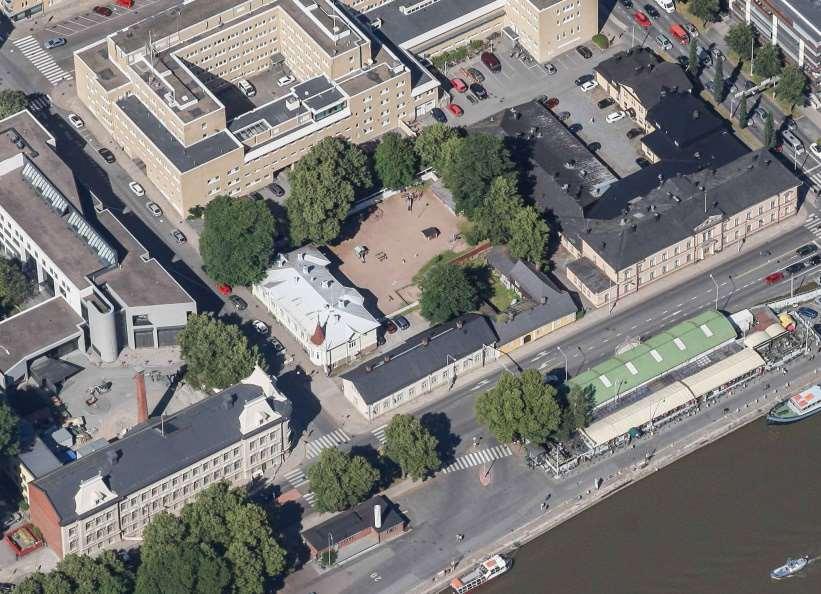 Sairashuoneenkatu 1 - kaksikerroksinen suojeltu puurakennus - rakennusvuosi 1899 - tällä hetkellä toimii kaupungin päiväkoti Sairashuoneen- ja Linnankadun kulmassa oleva Föritupa-rakennus -