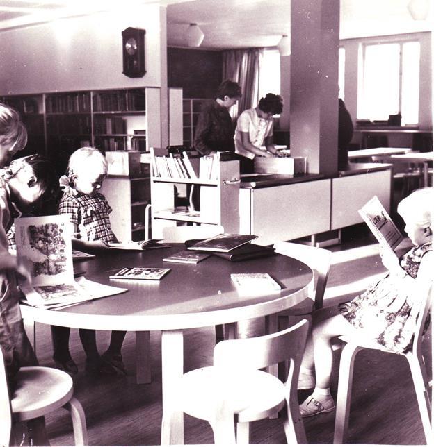 Halssilan kirjasto Jänönkujalla. Halssilan sivukirjasto Jänönkujalla avattiin. Halssilan kirjaston historiasta on oma historiikki. 1959 Kypärämäen sivukirjasto avattiin.