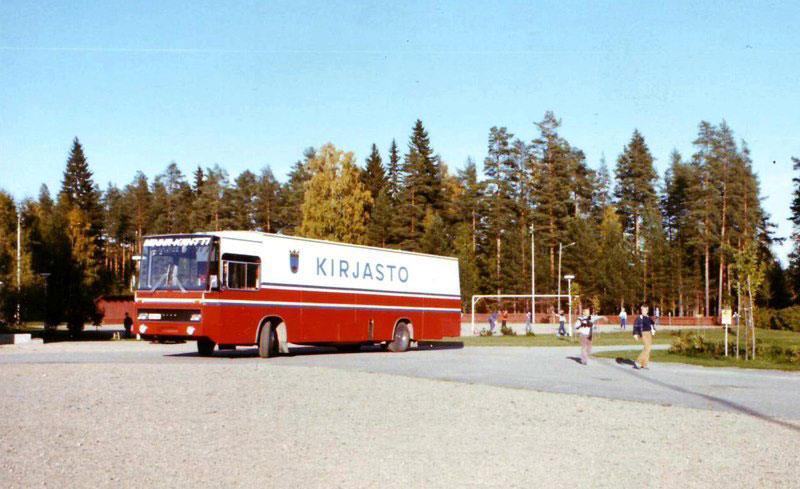 1973 Kaupunginhallitus päätti, että uusi kirjastotalo rakennetaan niin sanotulle Kuurojen koulun alueelle vanhan pappilan viereen.