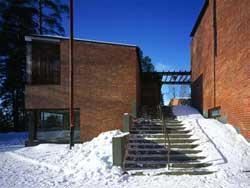 1993 Säynätsalon kirjastosta tuli Jyväskylän lähikirjasto kuntaliitoksessa 1993. Kuntaliitoksen myötä Säynätsalon kirjastosta tuli yksi kaupunginkirjaston lähikirjastoista.