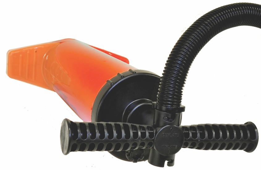 HUOLTO a. Aseta ja lukitse letku pumpun kahvaporttiin, jossa lukee "DEFLATE" (tyhjennä).