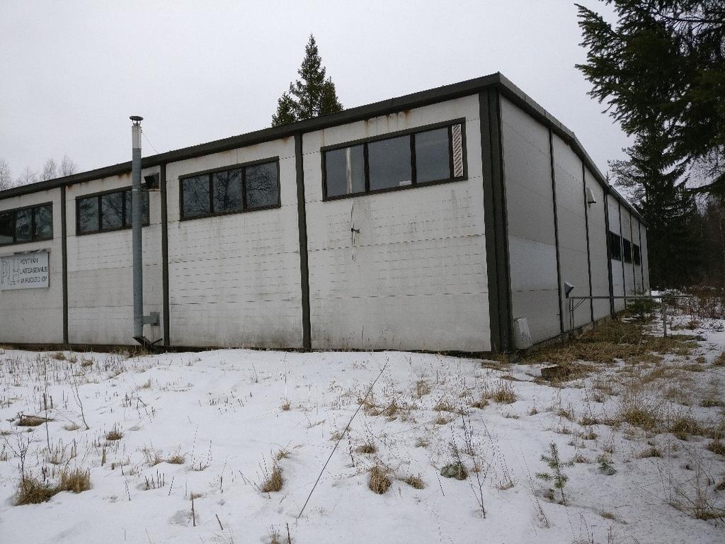 56 Maanvarainen alapohja Liite 3, sivu 2 Kattosadevesien johtaminen rakennuksen vierustalle aiheuttaa suuren kosteusriskin; roiskevedet kastelevat sokkelia ja seinän alaosia, sadevesi pääsee