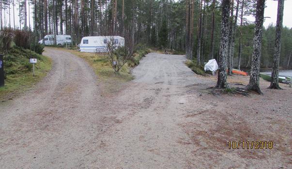 Suuri rantakentän tiukka maa-aines imeyttää hitaasti voimakkaita ukkossateita. Näin uusi sadevesikaivo auttaa asiaa ensikesänä.