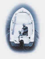 32 R43 / R46 Rauhaisa päivä soutaen Näissä istuu koko perhe turvallisesti. Uttern R46 ja R43 ovat vakaita avoimia soutuveneitä, jotka soveltuvat hyvin 30/25 hv perämoottorille.