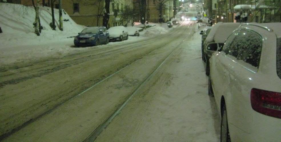 Talviaikaiset pysäköintijärjestelyt Helsingissä Joukkoliikennekadut Ongelma: Joukkoliikenteelle ongelmia talvella aiheuttavat katujen kapeneminen, ajoradan lumisuus ja liukkaus.