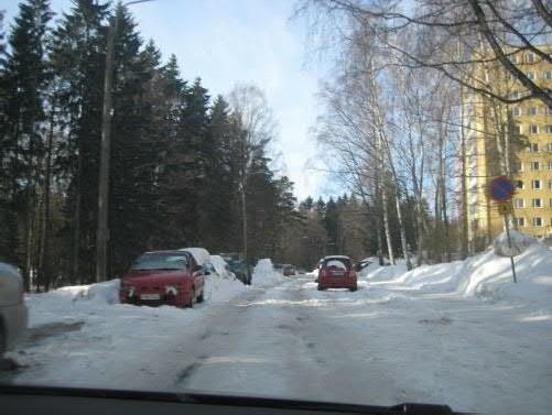 Talviaikaiset pysäköintijärjestelyt Helsingissä 4. Seuraavaksi on koottu kunnossapitäjien näkemyksiä talven haasteista ja kokemuksia pysäköintikokeiluista.