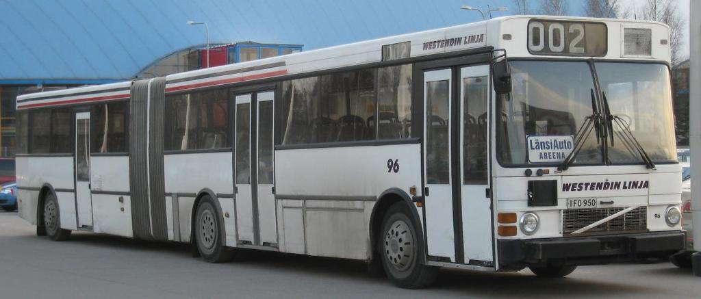 Matalalattianivelbussit korvaamaan korkealattiaisia nivelautoja Suomessa on ollut käytössä korkealattiaisia nivelbusseja laajamittaisesti vain Pääkaupunkiseudulla ja Tampereella Viimeiset