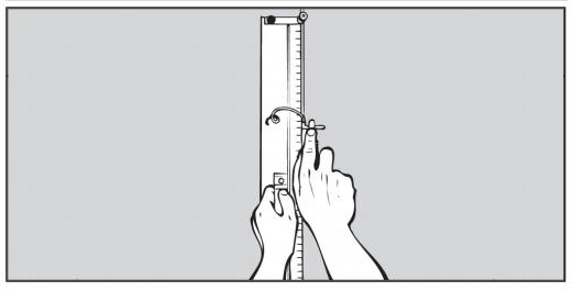 Hitsattava materiaali P3.13 Viistoamisen ja hitsaamisen saa tehdä vasta, kun liima on kuivunut. Tee ura viivaimen ja leikkaustyökalun avulla, katso kuva P3.15.