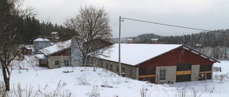 Navetan ensimmäinen vaihe valmistui vuonna 2001 ja laajennus vuonna 2008. Vuosi sitten lisättiin vielä lehmäpaikkoja lypsyrobottien vapauttaman lypsyaseman paikalle.