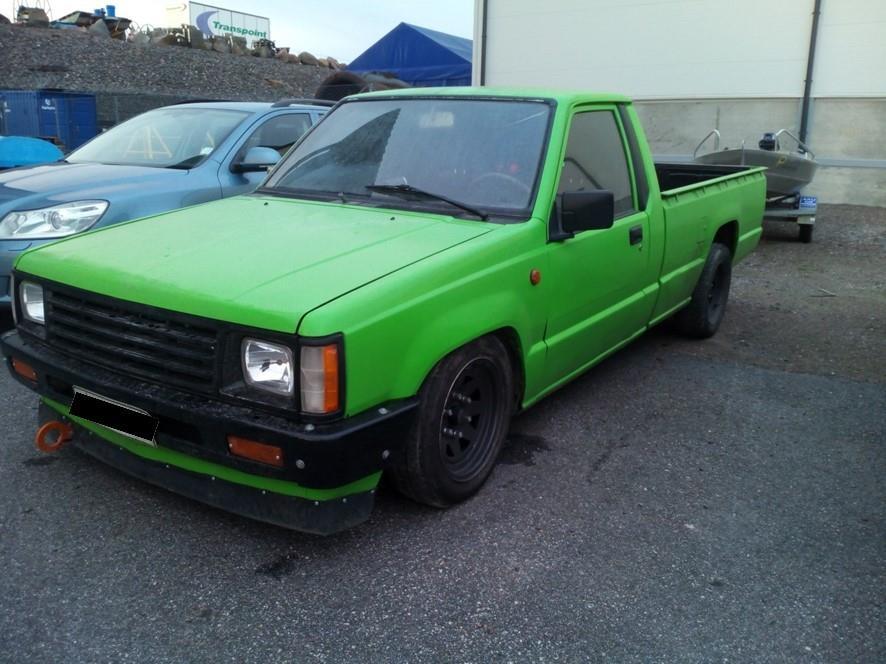 22 4 MITSUBISHIN KUNNOSTUSPROJEKTI Esimerkkiajoneuvona toimii kirjoittajan oma auto. Auto on Mitsubishi L200 avolavapakettiauto, rekisteröity vuonna 1989.