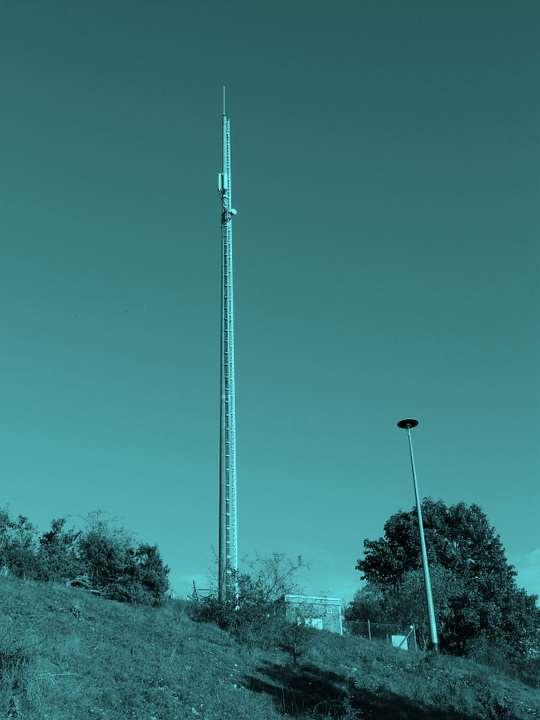 Ensimmäisiä huomioita 1 5G:n ensimmäinen aalto (3,5 GHz) toteutetaan nykyisiä tukiasemapaikkoja päivittämällä -> 4G+5G Tukiasemien luvituksessa on suuria eroja kaupunkien välillä 5G:n