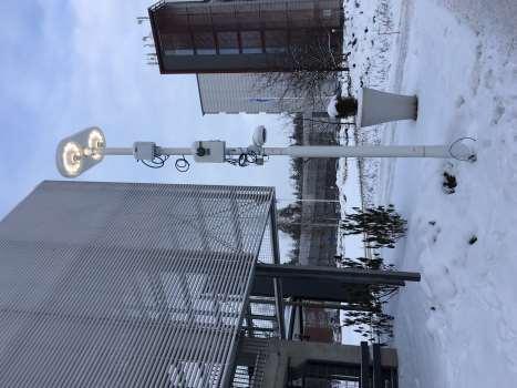 Ensimmäisiä huomioita 2 5G:n toinen aalto (26+ GHz) rakentuu katutilaan mm lyhtypylväisiin, pysäkkikatoksiin jne Tukiasemia jopa 150 kpl neliökilometrillä Suunnatut palvelut JOKO suuri kapasiteetti