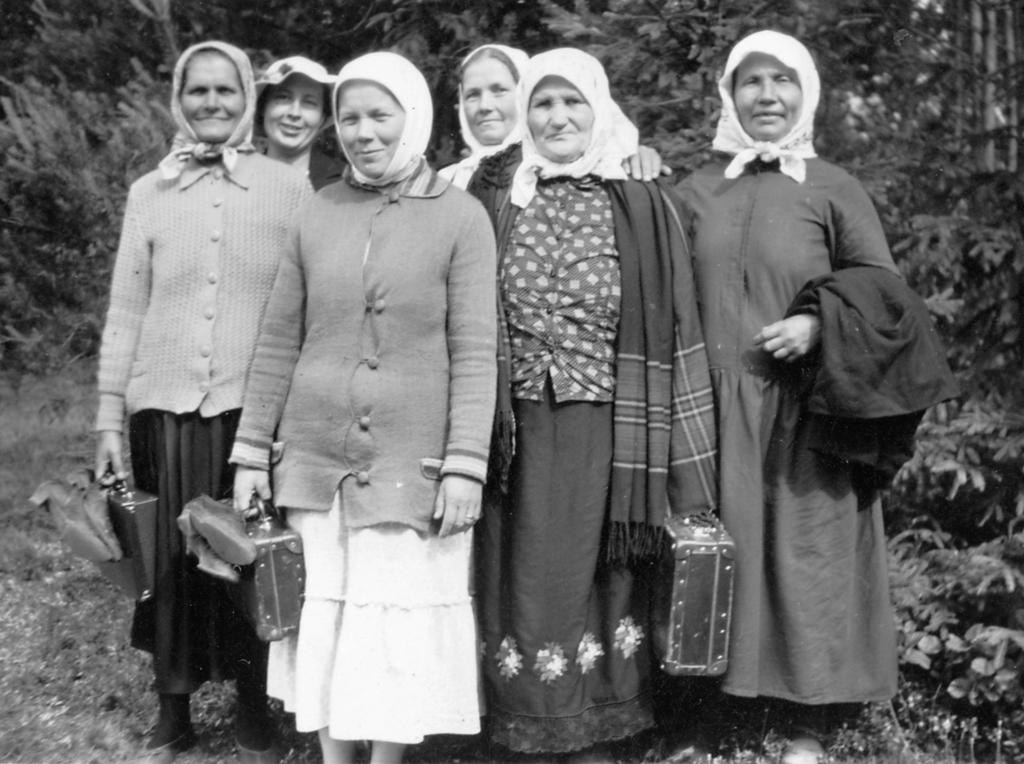 Valpuri Vohta, Aili Laiho, Mari Vahter, Tatjana Jegorov, Anna Kivisoo ja Darja Lehti palaamassa Tallinnan äänitysstudiosta. Lauri Laiho 1937, SKS.
