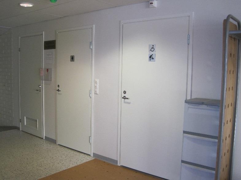 14 8. Esteetön WC- tila Liikuntaesteiselle henkilölle soveltuva wc- tila löytyy valtuustosalin oven vierestä pääaulasta.