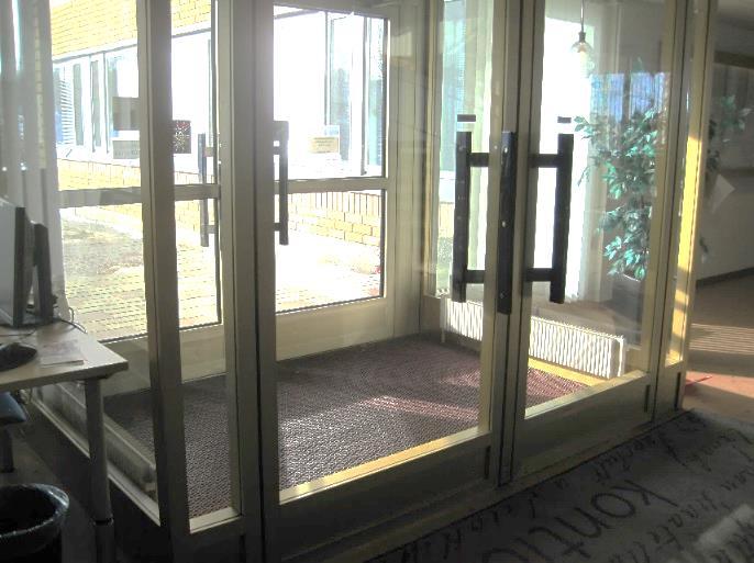 Esteettömän sisäänpääsyn toteuttamiseksi kunnanviraston pääovet ehdotetaan muutettavan automaattisiksi ovenavausjärjestelmän avulla.