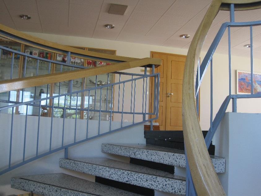 Ensimmäisessä kerroksessa sijaitsee myös pyörätuolikäyttöön soveltuva yleisöwc. Kunnantalon yläkertaan, jossa sijaitsevat viranhaltioiden työhuoneet esim.