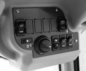 1 12 7 5 DLX-ohjaamossa osa kytkimistä sijaitsee paneelissa ylhäällä oikealla 8 6 2 3 13 11 1. Ohjauspyörä 2. Ajopoljin, vasen: ajo taaksepäin 3. Ajopoljin, oikea : ajo eteenpäin 5.