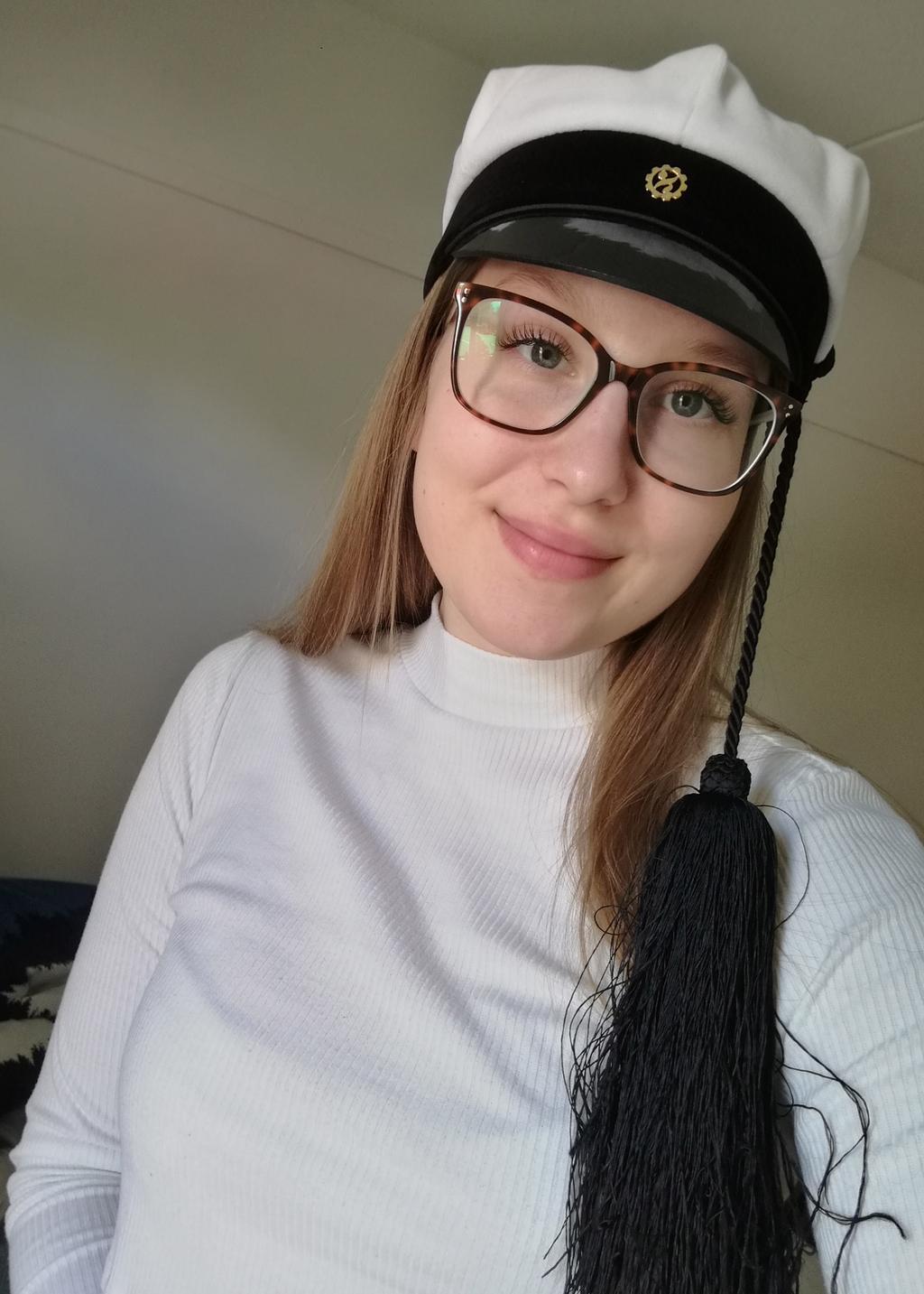 koneella sen mitä edeltäviltä ehtii, sellanen tietyn sävyinen vaalean sininen, kissaihminen, ilman ananasta, vadelma, en tiedä. Siinäpä vastauksia joihinkin kysymyksiin.