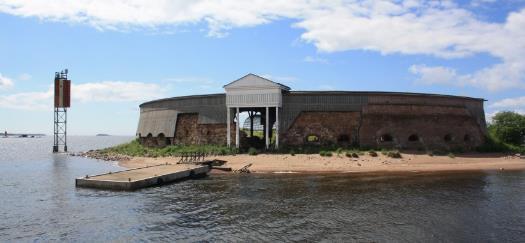 Fort Slavan pääjulkisivu (Kukouri 2017) Varissaaren Fort Elisabethin linnoitus liitettiin salmen yli rakennetulla muurilla Puistolan niemeen.