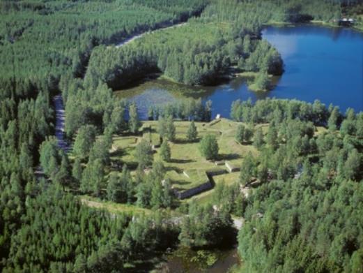 64 Kuva 47. Kärnäkosken linnoitus (Vallas 1999) Linnoituksen sijainti oli otettava huomioon sitä suunniteltaessa ja Kärnäkosken linnoitus onkin muodoltaan poikkeava ja epäsäännöllinen (kuva 48).