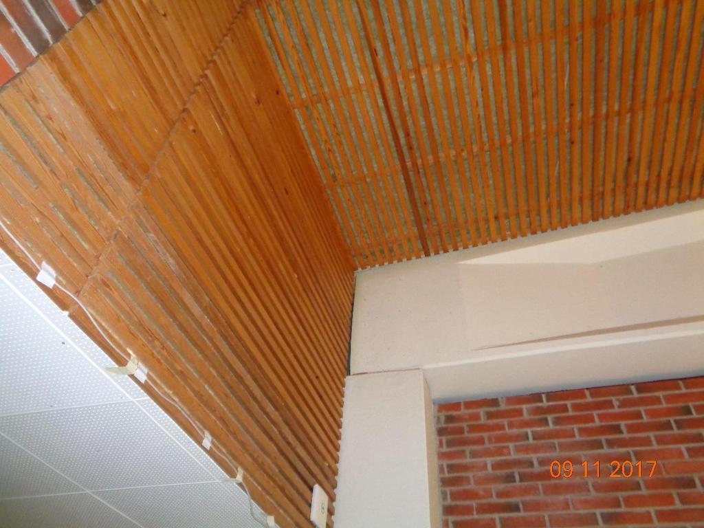 Kuva 5 Akustiikkavillaa liikuntassalin katossa ja seinässä Toimenpide-ehdotukset lattia- ja seinärakenteiden tutkimiseksi Kosteustekninen toimivuus ja mahdollisten vaurioiden tunnistaminen: -