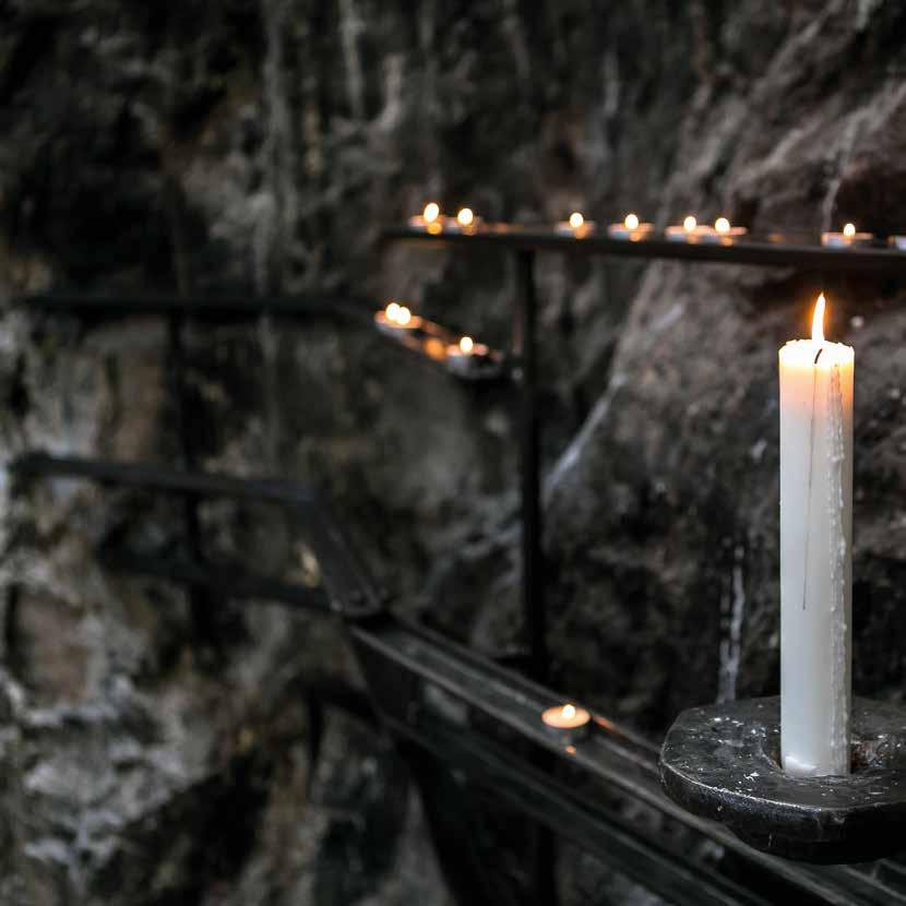 PÄÄSIÄISEN AIKA Seuraavalla sivulla kerromme lyhyesti hiljaisen viikon ja pääsiäisen ajan tapahtumista.