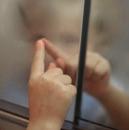 Tuplapeiliovet, hienot peilitaustalevyt, tukevat lasihyllyt ja pistorasia ovat vain muutamia peilikaapin upeista ominaisuuksista.