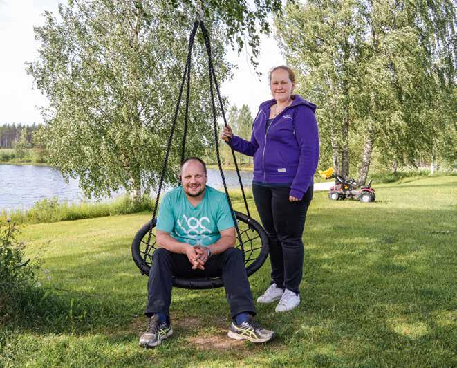 Tästä kelpaa ihailla oman tilan pihapiiriä. Uuden navetan rappusilla. päin on mentävä, Jarkko toteaa. Yhden robotin navetta on ollut jo pidempään Jarkon ja Tanjan mielissä.