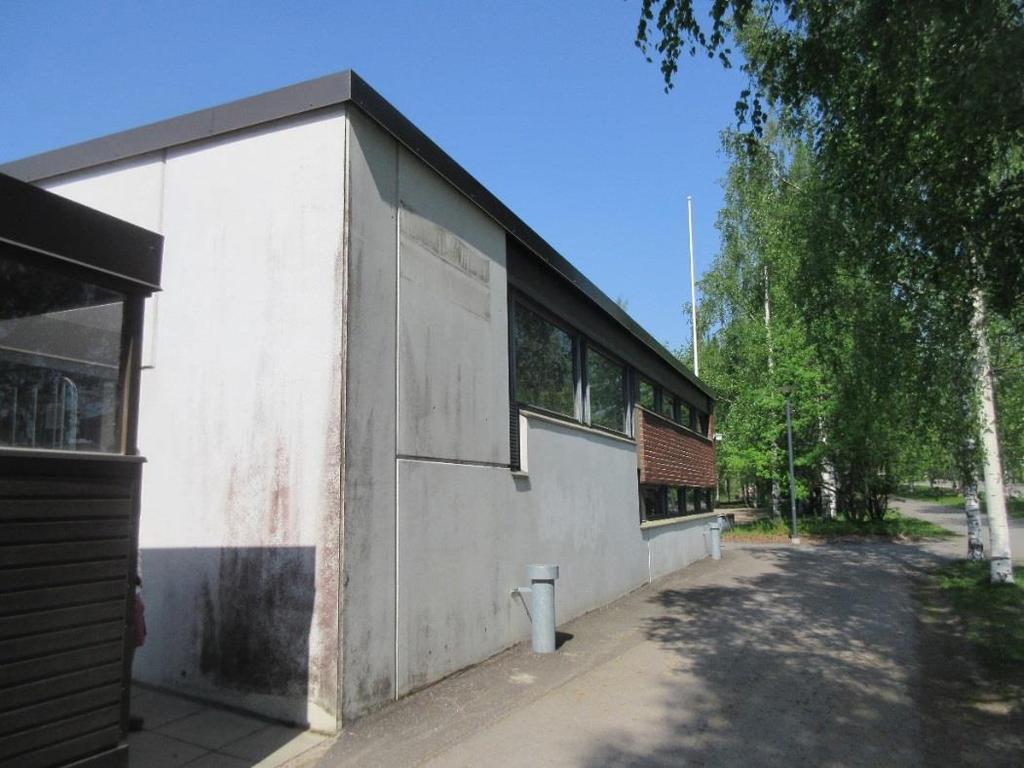 Kuva 9. A-sisäänkäynnin lähellä teräsbetonielementtisen ulkoseinän julkisivuilla on tummentumia, jotka ovat voineet aiheutua lian ja kosteuden roiskumisesta vesikatolta.
