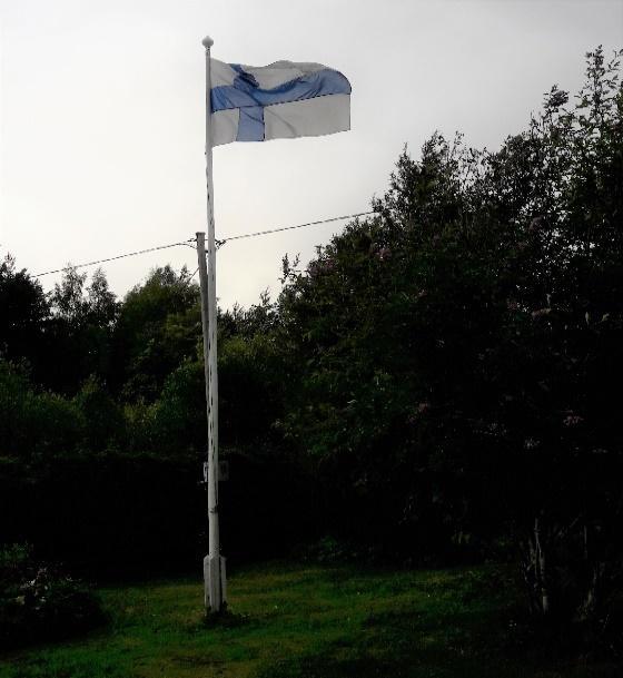 13 Kylän pellot on otettu jälleen viljelykäyttöön. Nyt kylä alkaa olla omansa näköinen. Suomen lippu Kantoja 4.6.