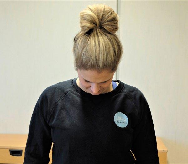 Pään kierto puolelta toiselle niska- hartia seudun rentoutus ja liikkuvuuden parantaminen Seiso jalat lantion