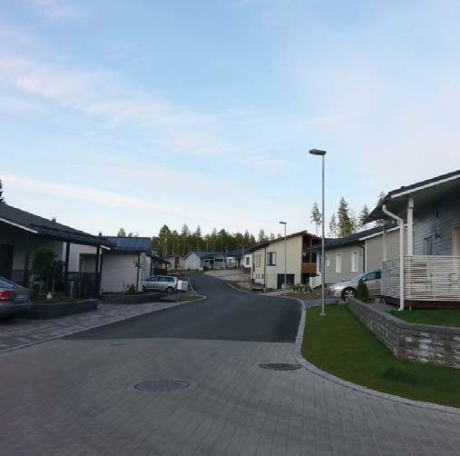 maastonmuodoista. Rakennukset rajaavat katutilaa.