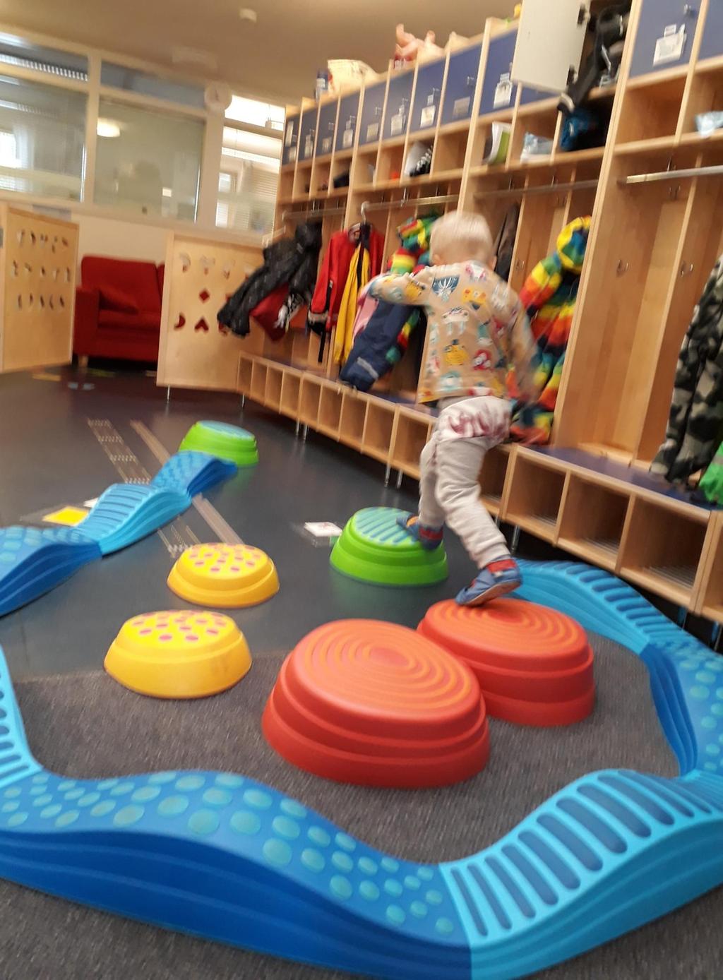 Leikki- ja oppimisympäristö Hyödynnämme päiväkodin tiloja siten, että ne tukevat ja mahdollistavat lasten keskinäisen toiminnan ja houkuttelevat leikkimään ja oppimaan yhdessä.