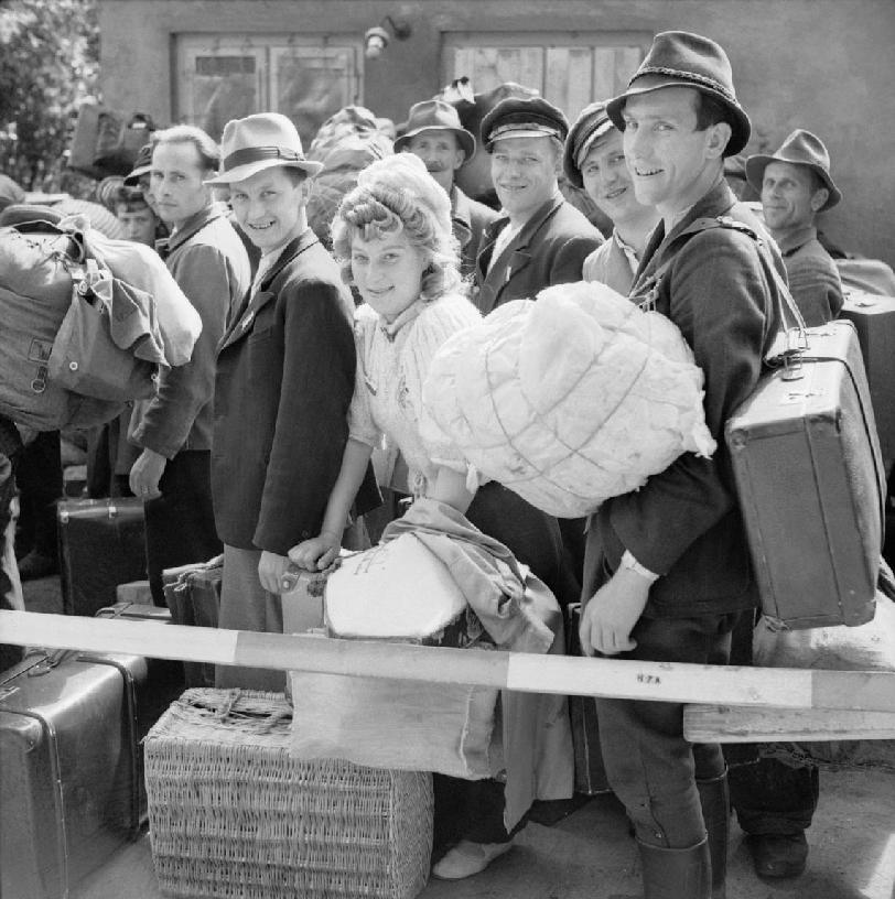 Kotiseudultaan siirtymään joutuneet Valokuva puolalaisvangeista lähdössä kotiseudultaan siirtymään joutuneille perustetusta leiristä Hampurin eläintarhan alueella Toisen maailmansodan jälkeen
