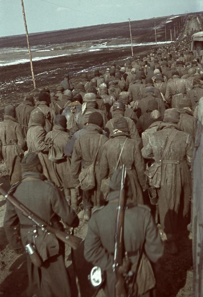 Sotavangit Valokuva neuvostoliittolaisista sotavangeista tien päällä lähellä Harkovaa, 1941-1942 Euroopassa oli sodan aikana ja sen jälkeen noin 8 000 vankileiriä.