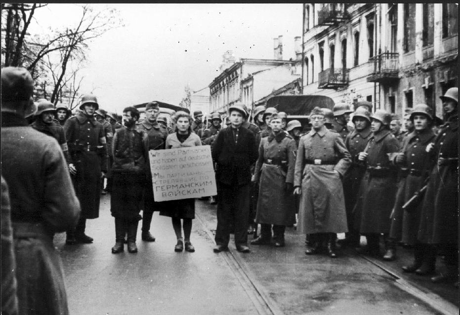 Siviili- ja aseellinen vastarinta Vastarintataistelijoita ennen teloitusta Minskissä, Saksan miehittämä Valko-Venäjä, 26. lokakuuta 1941.