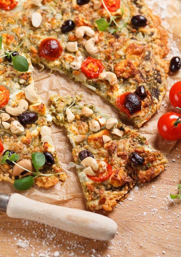 FETA-PESTOPIZZA 1 KPL PIZZAPOHJA: 2 dl vettä 2 rkl öljyä 1 rkl Sunnuntai Kuivahiivaa 3 dl Provena Gluteenitonta Täysjyväkaurajauhoa PIZZAKASTIKE: 1 dl pestokastiketta 100 g juustoraastetta 1/2 sipuli