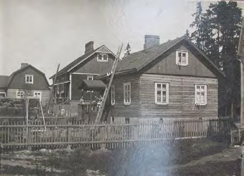 KYY 111 : 670 Valokuva vuodelta 1920. Lapin pientaloalue, etualalla Havutie 12, taaempana Havutie 10 ja Havutie 8.
