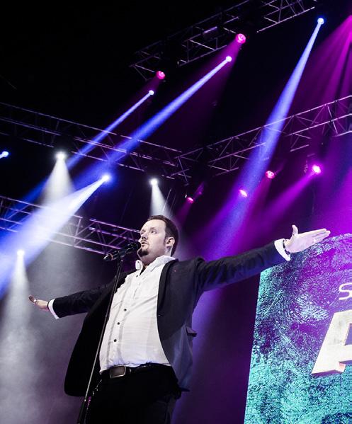 28 SEGMENTIT. SEGMENTIT STAND UP SEGMENTTIEN KUVAUS: Valtaosa 20-34-vuotiaita sinkkuja tai lapsettomia pareja, lisäksi joukossa 20-45-vuotiaita pariskuntia, joilla lapsia.