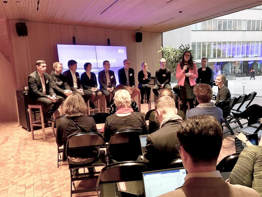 Keskustelupaneelissa oli mukana 10 osaajaa eri aloilta, panelistit vasemmalta oikealle: apulaisrehtori Sampo Lokki, SYK; toimitusjohtaja Hanno Nevanlinna, Futurice; opetuksesta vastaava vararehtori