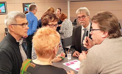 Rahaa riittäisi vielä nykyistä laajemman koulutustarjonnan ja -mate riaalin tuottamiseksi. Kirjastoautotyyppinen MAOL-bussi kiertelisi valtakunnassa.