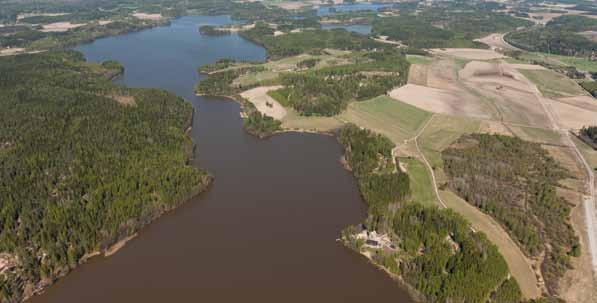 Matala Kirkkojärvi vastaanottaa Vihtijoen ravinnepitoisia vesiä ja on Hiidenveden rehevimpiä alueita. Järven syvin ja suurin selkäalue, Kiihkelyksenselkä, edustaa puhtainta Hiidenvettä.