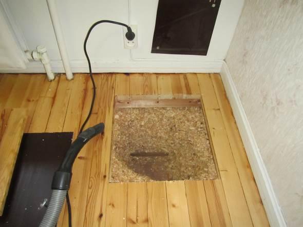 WO-00533750 16(38) Kuva 34. RA5. Lattiarakenne ei ole tiivis. 7.3.3. Johtopäätökset ja toimenpide-ehdotus Kuva 35. RA5. Betonirakenteen pinnassa bitumisively.