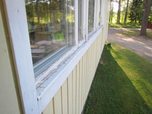 WO-00533750 19(38) Kuva 43. Ikkunan vesipelti lyhyt ja kallistus rakennukseen päin. Kuva 44. Ikkunaliittymässä tilkkeenä pellavarivettä. Kuva 45.