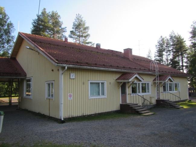 sivulla. Rakennuksen C kellarin kohdalla perusmuuria vasten on asennettu patolevyä.