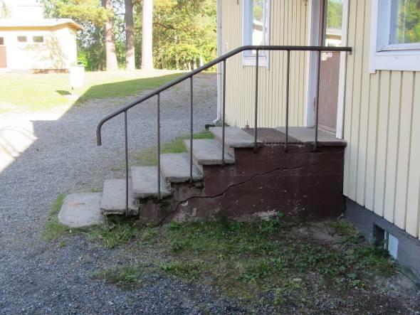 WO-00533750 8(38) Kuva 9. Huonokuntoinen porras C-osalla. Kuva 10. Kattosadevesien ohjauksessa puutteita C-osalla. Kellarin kohdalla perusmuurissa patolevyä. 6.2.