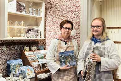 8 Museokauppa Sparvin Toivolan Vanhalla Pihalla avattiin yleisölle marraskuussa 2017. Kuvassa museonvalvojat Sirpa Tuhkala ja Maria Oksanen. Kuva: Pekka Helin / Keski-Suomen museo.