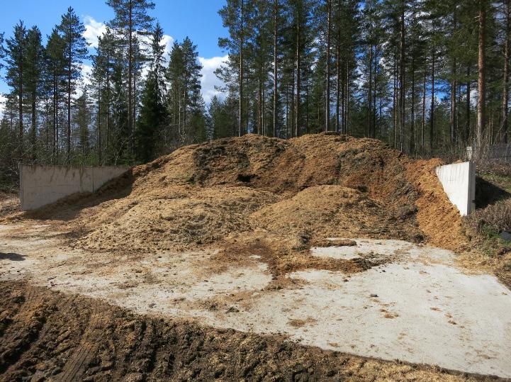 KUVA 4. Ravitalli Suuronen Oy:n kattamaton lantala (kuva Jarno Föhr). LOGISTIIKKA TALLILTA LAITOKSELLE Hevosenlannan traktorilogistiikka alkoi kuorman lastauksella hevostallin pihassa.