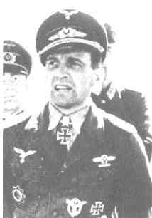 Kuuluisia ritariristin haltijoita Hans-Ulrich Rudel Vasemmalla kuuluisa Stuka-lentäjä Hans-Ulrich Rudel. Hän syntyi vuonna 1916 Sleesiassa ja liittyi Luftwaffeen 20- vuotiaana.