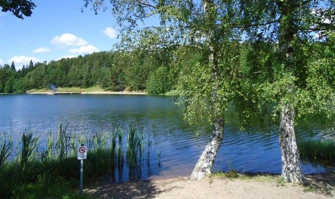 Varustetaso: pukuhuoneet, wc:t, saunatilat, kioski, hyppytorni ja ponnahduslauta, suuret nurmi- ja lentopallokentät sekä pienemmille lapsille tarkoitettu hiekkapohjainen lastenallas.